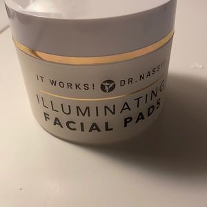 Dr. Nassif/ it works illuminating facial pads